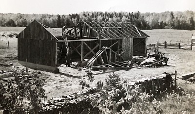 Le vieux hangar de la ferme, où est située la boutique, pendant sa construction
