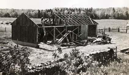 Le vieux hangar de la ferme, où est située la boutique estivale, pendant sa construction