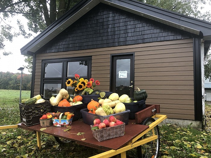 Notre boutique estivale pour acheter vos légumes et autres produits frais de la ferme.