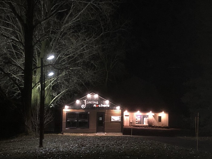 Une vue d’ensemble de nuit de la boutique estivale (en avant plan) et hivernale (à droite)