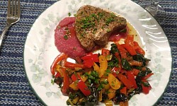 Filet mignon de boeuf, purée de topinambour et betterave, légumes sautés avec livèche.